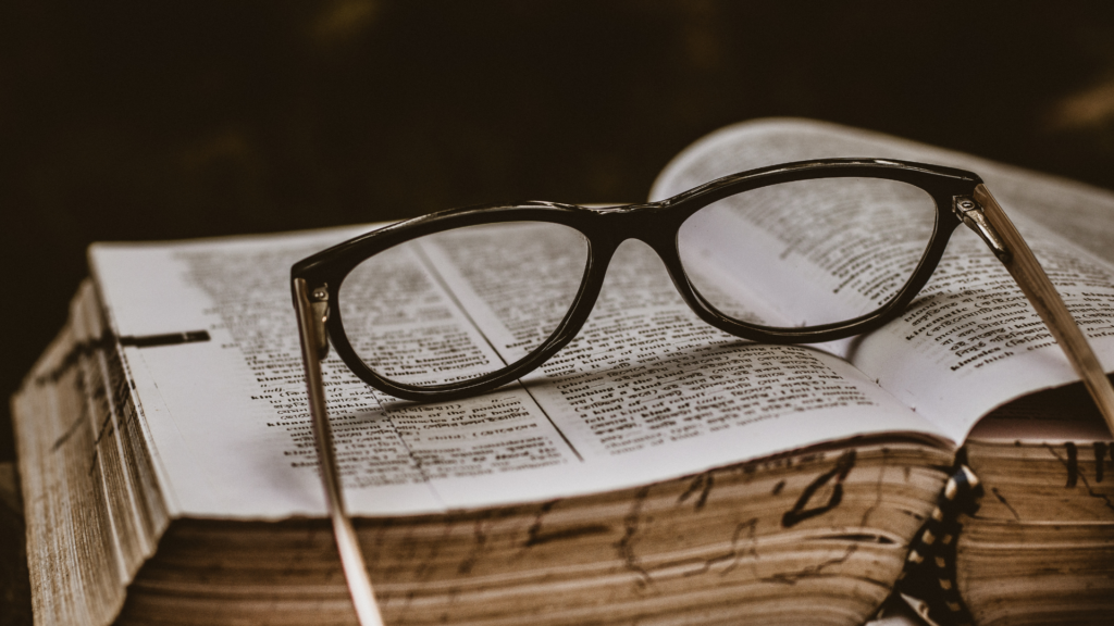 Glossar Beispielbild. Brille auf altem Lexikon